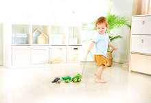 Load image into Gallery viewer, Pull Along Frog Family